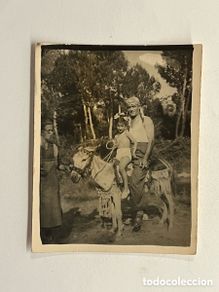Fotografía antigua: MINUTEROS.. Fotografía en el Campo con Platero y yo…. (h.1945?) Medídas: 9 x 7 cm.,